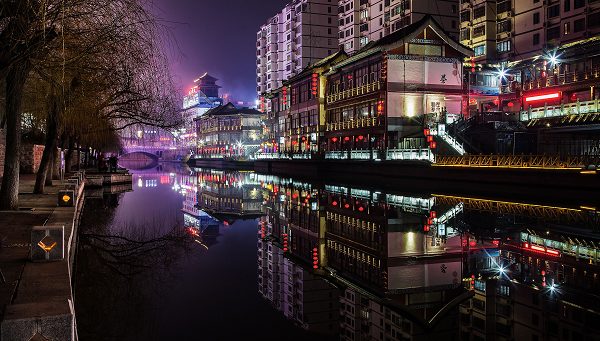 24《宣阜巷夜景》 鲍延明.jpg 24《宣阜巷夜景》 鲍延明.jpg