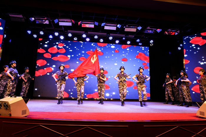 25、现代舞《铿锵玫瑰�?.jpg