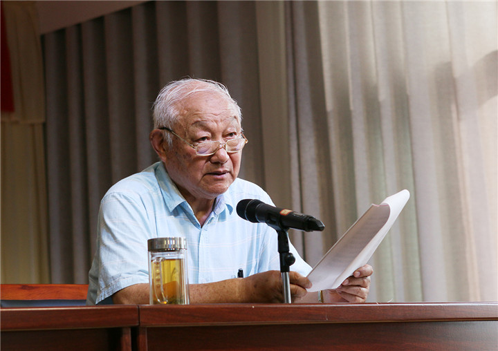 3--教务处主任王文生对新学年的教学任务作出安排.jpg 3--教务处主任王文生对新学年的教学任务作出安排.jpg