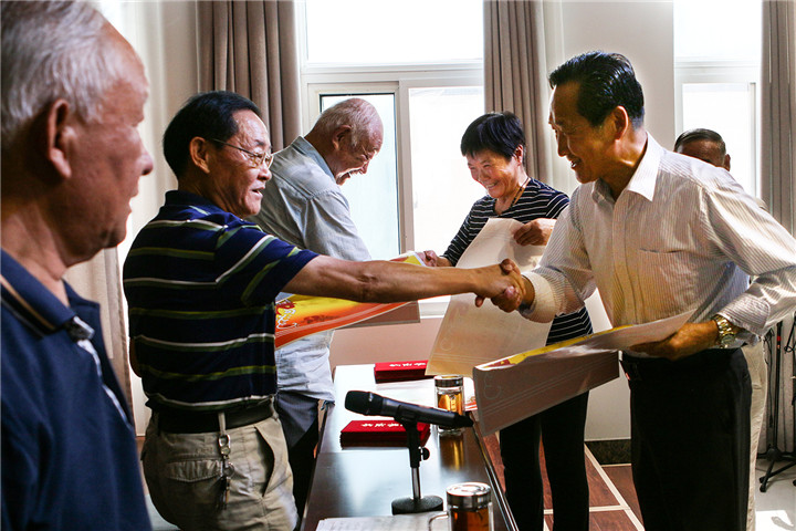 6-常务副校长谷玉端为“先进班级”、“教师”和“学员”代表颁奖。.jpg 6-常务副校长谷玉端为“先进班级”、“教师”和“学员”代表颁奖。.jpg