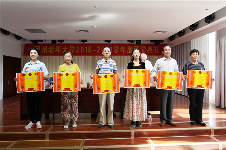 9-先进班级代表领奖后合影.jpg 9-先进班级代表领奖后合影.jpg