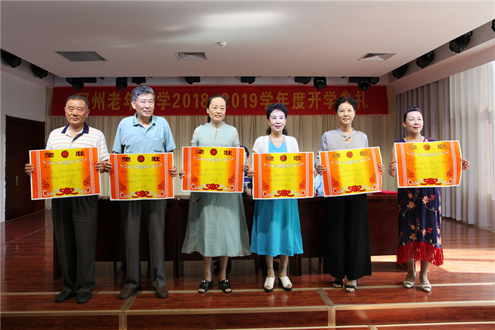 10-先进班级代表领奖后合影.jpg 10-先进班级代表领奖后合影.jpg