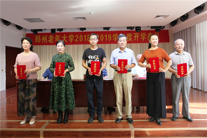11-教师代表领奖后合影.jpg 11-教师代表领奖后合影.jpg