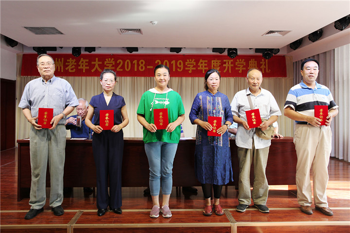 12-学员代表领奖后合影.jpg 12-学员代表领奖后合影.jpg