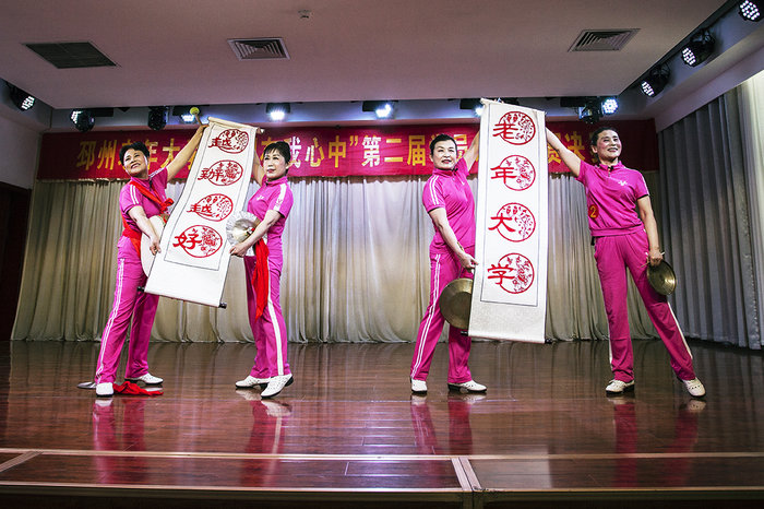 2-吴安侠、冯素平、张成美、刘永玲:三句半《老年大学是乐园》.jpg 2-吴安侠、冯素平、张成美、刘永玲:三句半《老年大学是乐园》.jpg
