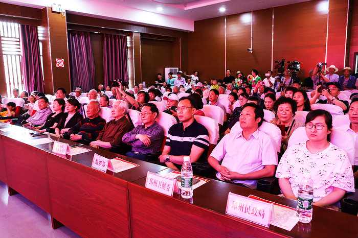 19-邳州市委组织部领导与老年大学等单位领导在前排座观看。.jpg 19-邳州市委组织部领导与老年大学等单位领导在前排座观看。.jpg