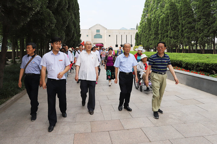 1-邳州老年大学党总支部领导带领全体党员步入周恩来纪念馆。淮安区老年大学朱校长陪同(前排右二)。.jpg 1-邳州老年大学党总支部领导带领全体党员步入周恩来纪念馆。淮安区老年大学朱校长陪同(前排右二)。.jpg