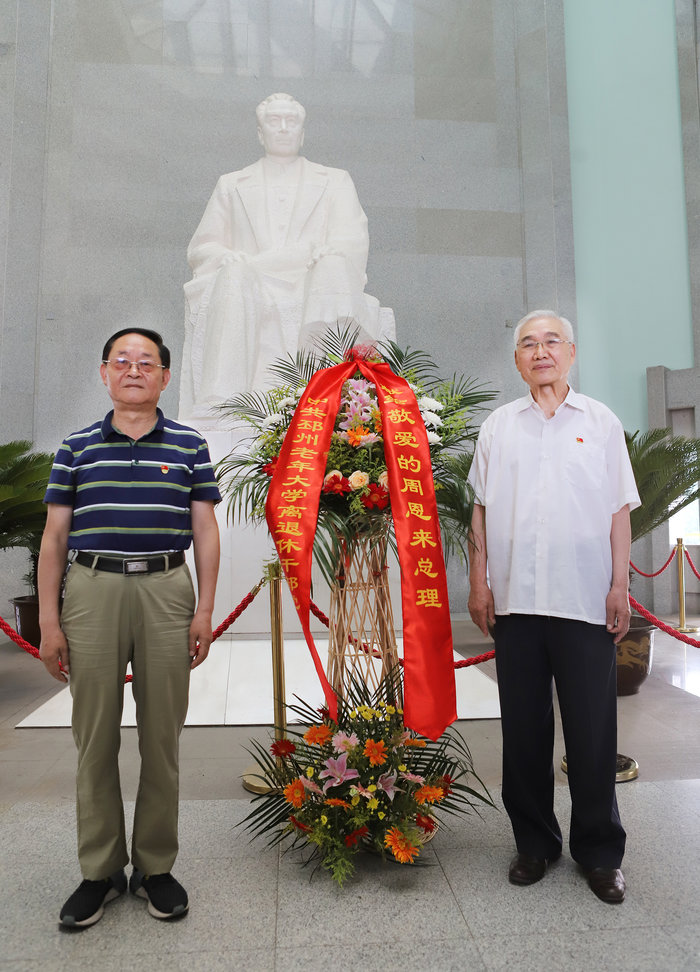 2-党总支部领导向周总理塑像敬献花蓝.jpg 2-党总支部领导向周总理塑像敬献花蓝.jpg