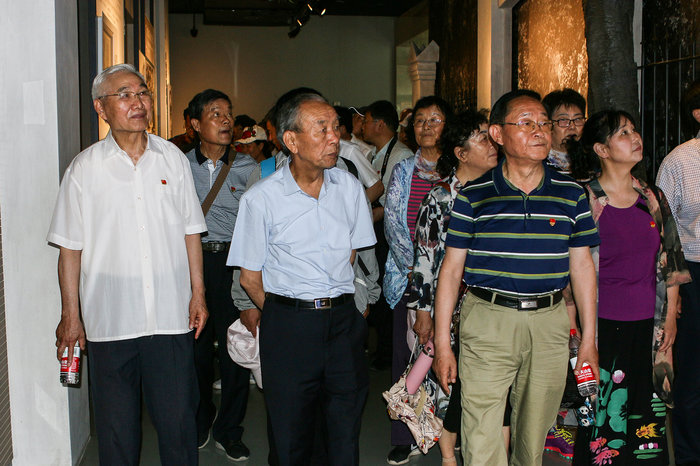 4-参观周总理生平事迹展览。.jpg 4-参观周总理生平事迹展览。.jpg