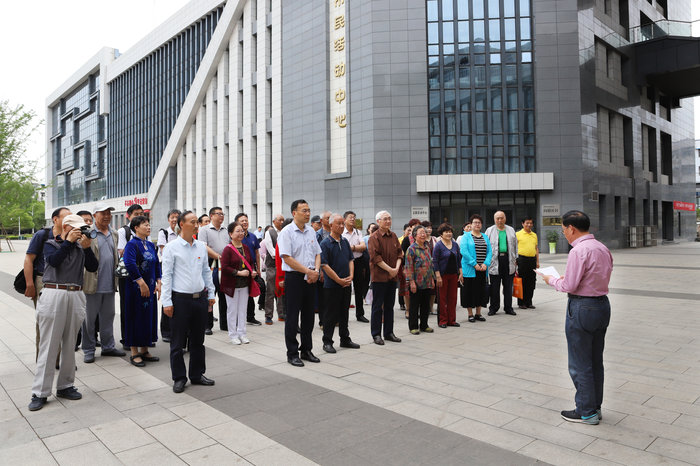 1-中共邳州老年大学总支委员会举行揭牌仪式。揭牌仪式由老年大学党总支副书记、常务副校长谷玉端主持.jpg 1-中共邳州老年大学总支委员会举行揭牌仪式。揭牌仪式由老年大学党总支副书记、常务副校长谷玉端主持.jpg