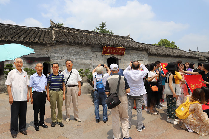 7-参观周恩来故居。.jpg 7-参观周恩来故居。.jpg